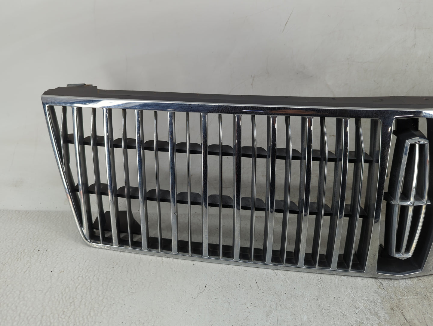 1992 Lincoln Lincoln Continental Front Bumper Grille - Oemusedautoparts1.com