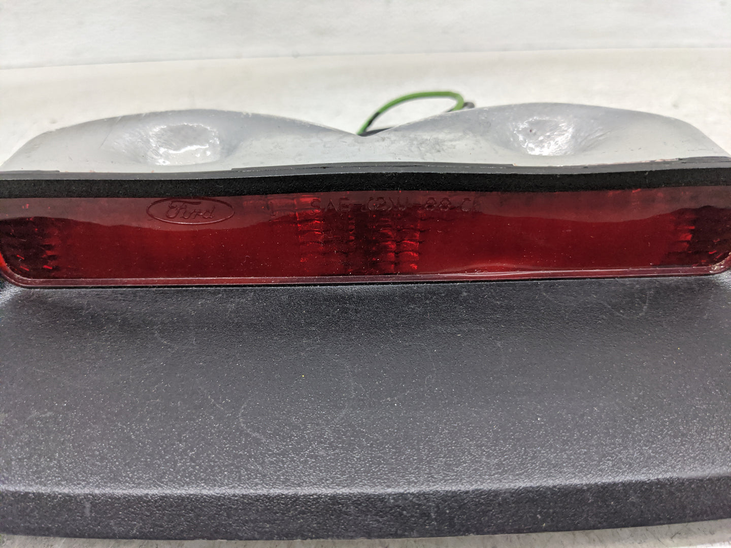 1992 Lincoln Lincoln Continental Rear Center Lid Brake Light Tail Light Fits OEM Used Auto Parts - Oemusedautoparts1.com