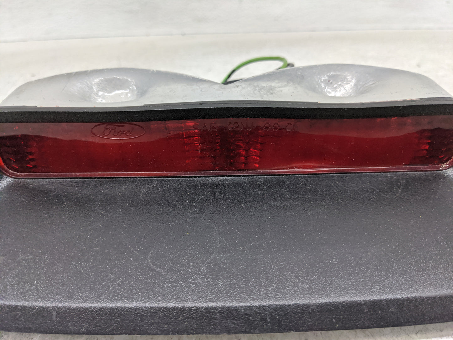 1992 Lincoln Lincoln Continental Rear Center Lid Brake Light Tail Light Fits OEM Used Auto Parts - Oemusedautoparts1.com