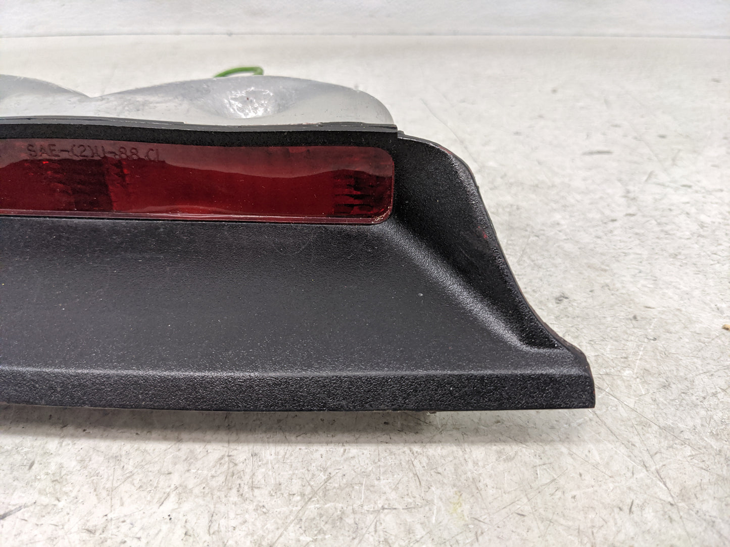 1992 Lincoln Lincoln Continental Rear Center Lid Brake Light Tail Light Fits OEM Used Auto Parts - Oemusedautoparts1.com
