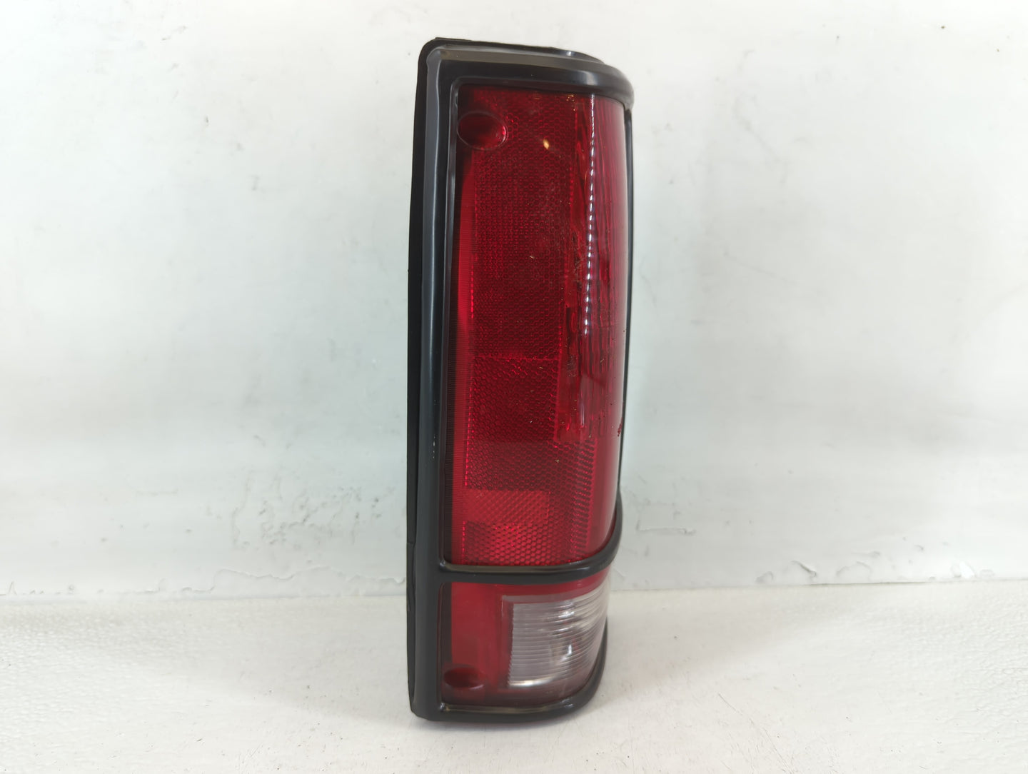 1993 Chevrolet S10 Tail Light Assembly Passenger Right OEM P/N:TYC11-1325B 11-1325B Fits OEM Used Auto Parts - Oemusedautopa