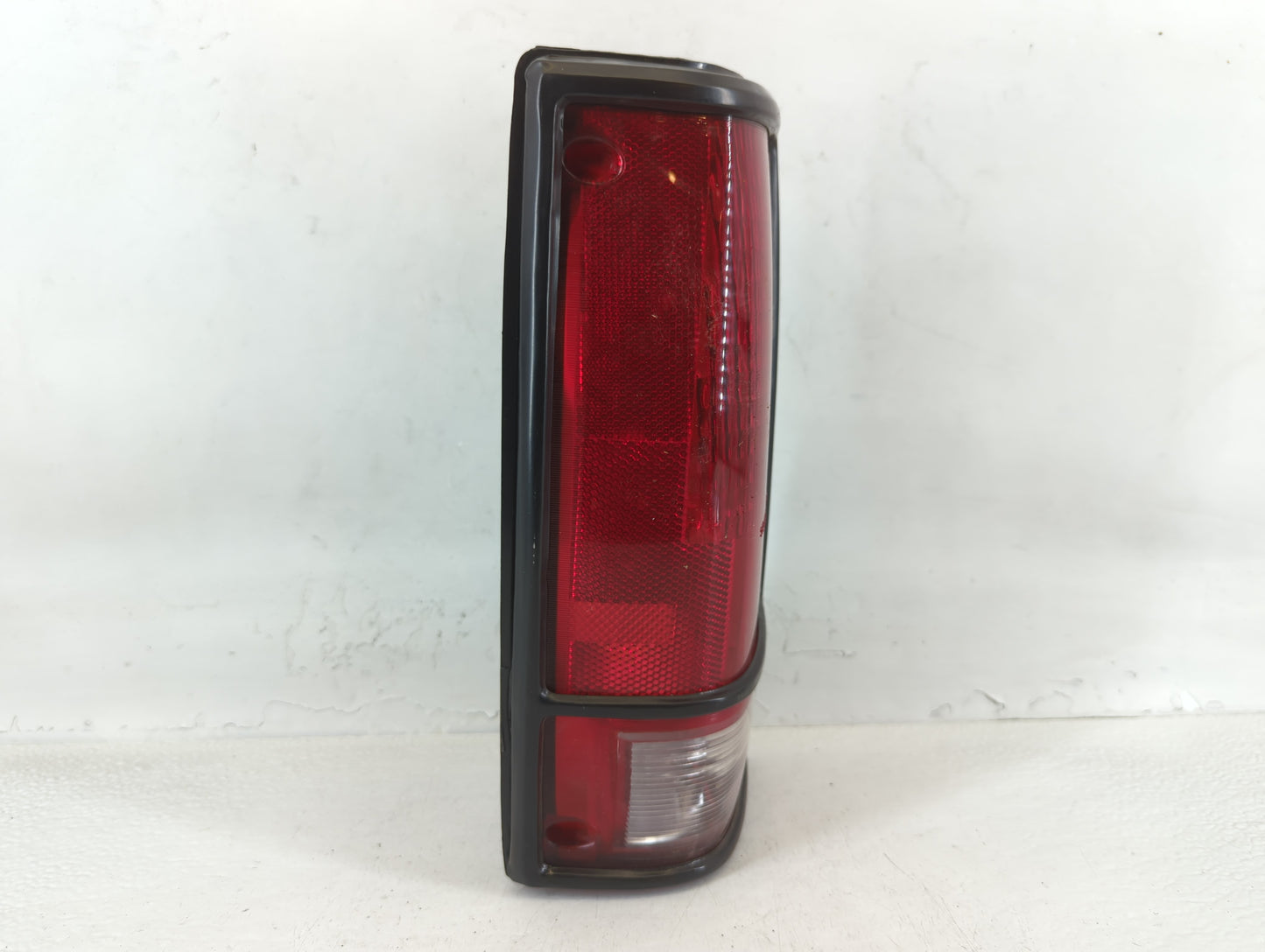 1993 Chevrolet S10 Tail Light Assembly Passenger Right OEM P/N:TYC11-1325B 11-1325B Fits OEM Used Auto Parts - Oemusedautopa