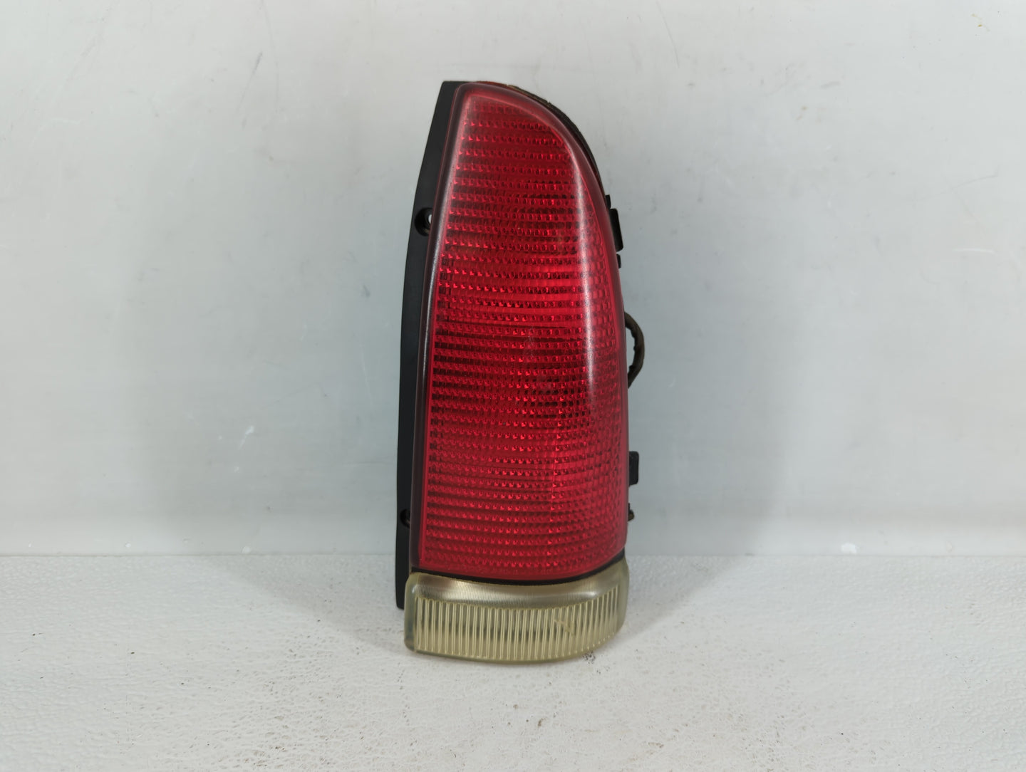 1993 Chrysler New Yorker Tail Light Assembly Passenger Right OEM P/N:5262062 Fits OEM Used Auto Parts - Oemusedautoparts1.co