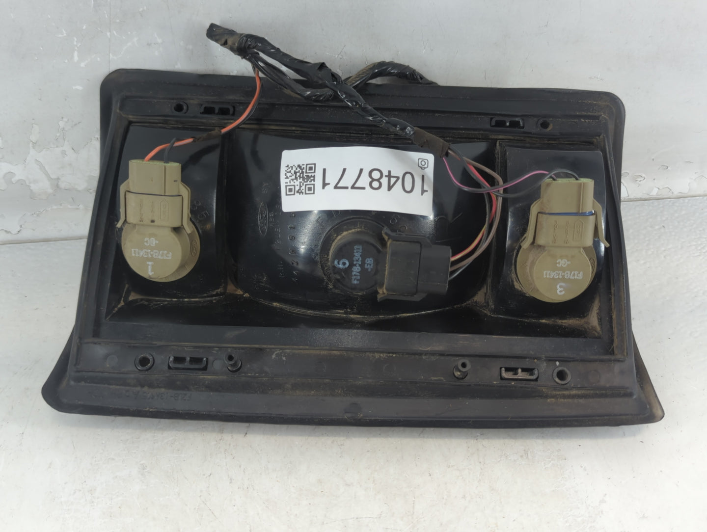 1993 Ford E-150 Tail Light Assembly Passenger Right OEM P/N:44ZH815A F2UB-134440-AB Fits OEM Used Auto Parts - Oemusedautopa