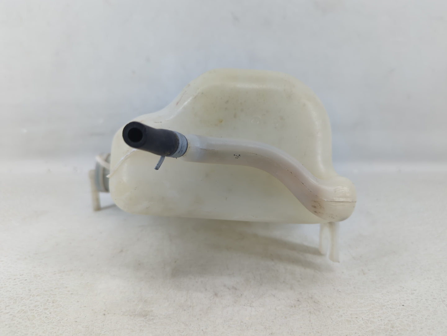 1993 Isuzu Trooper Windshield Washer Fluid Reservoir Bottle Oem - Oemusedautoparts1.com