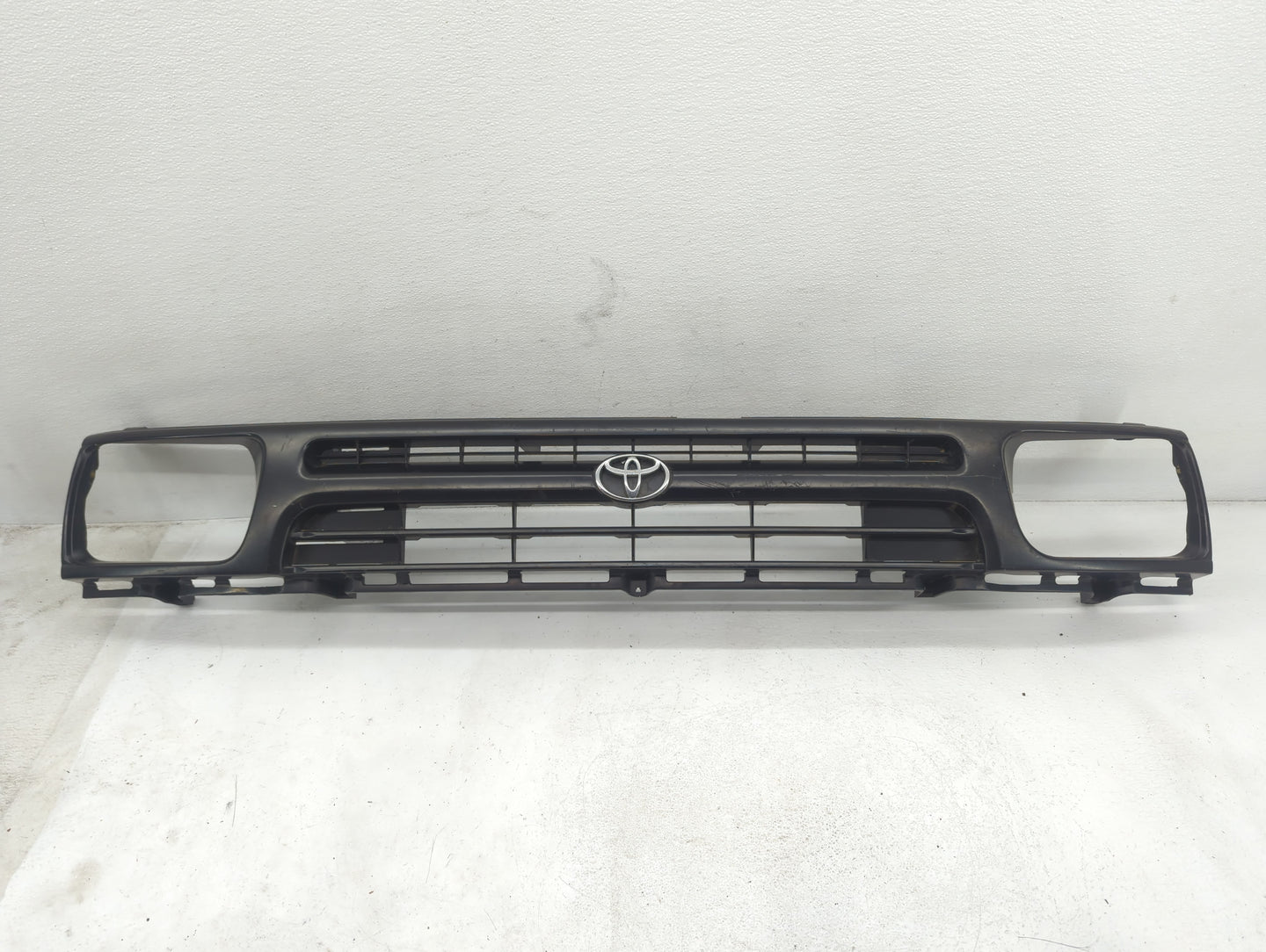 1993 Toyota Pickup Front Grille Bumper Not Included - Oemusedautoparts1.com