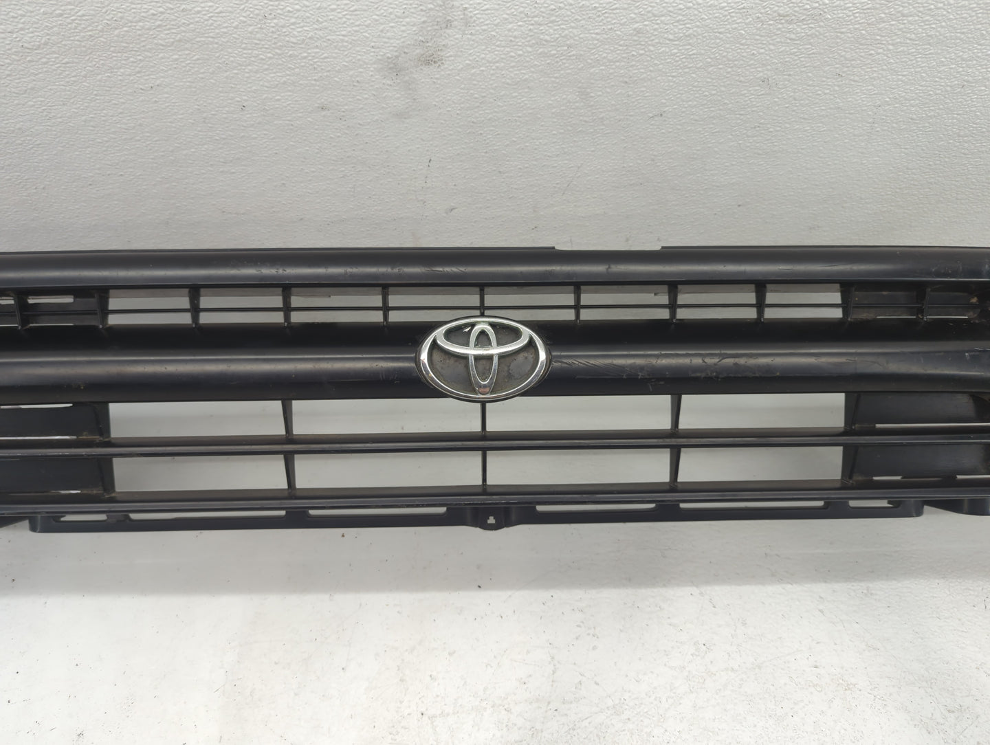 1993 Toyota Pickup Front Grille Bumper Not Included - Oemusedautoparts1.com