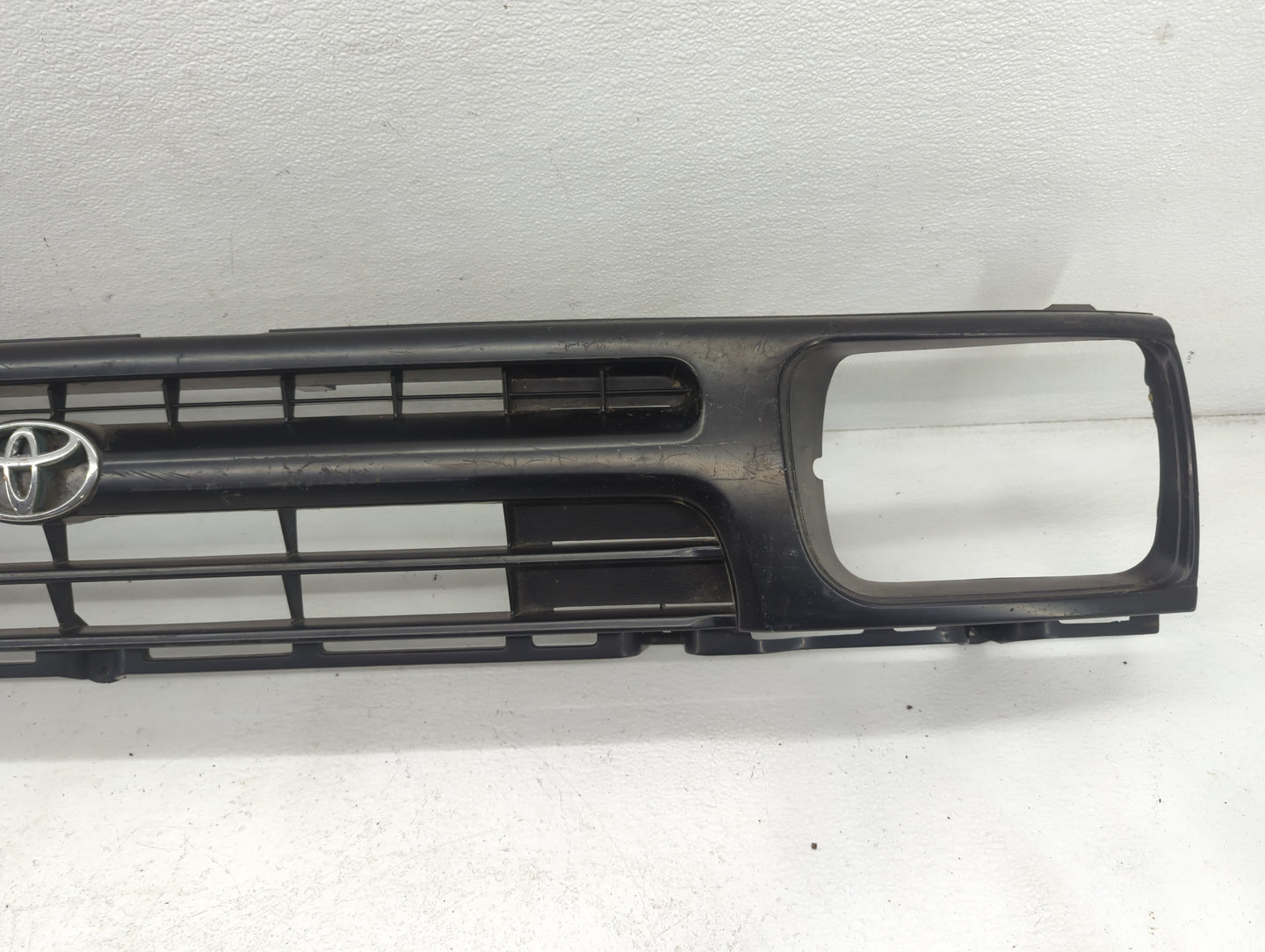 1993 Toyota Pickup Front Grille Bumper Not Included - Oemusedautoparts1.com