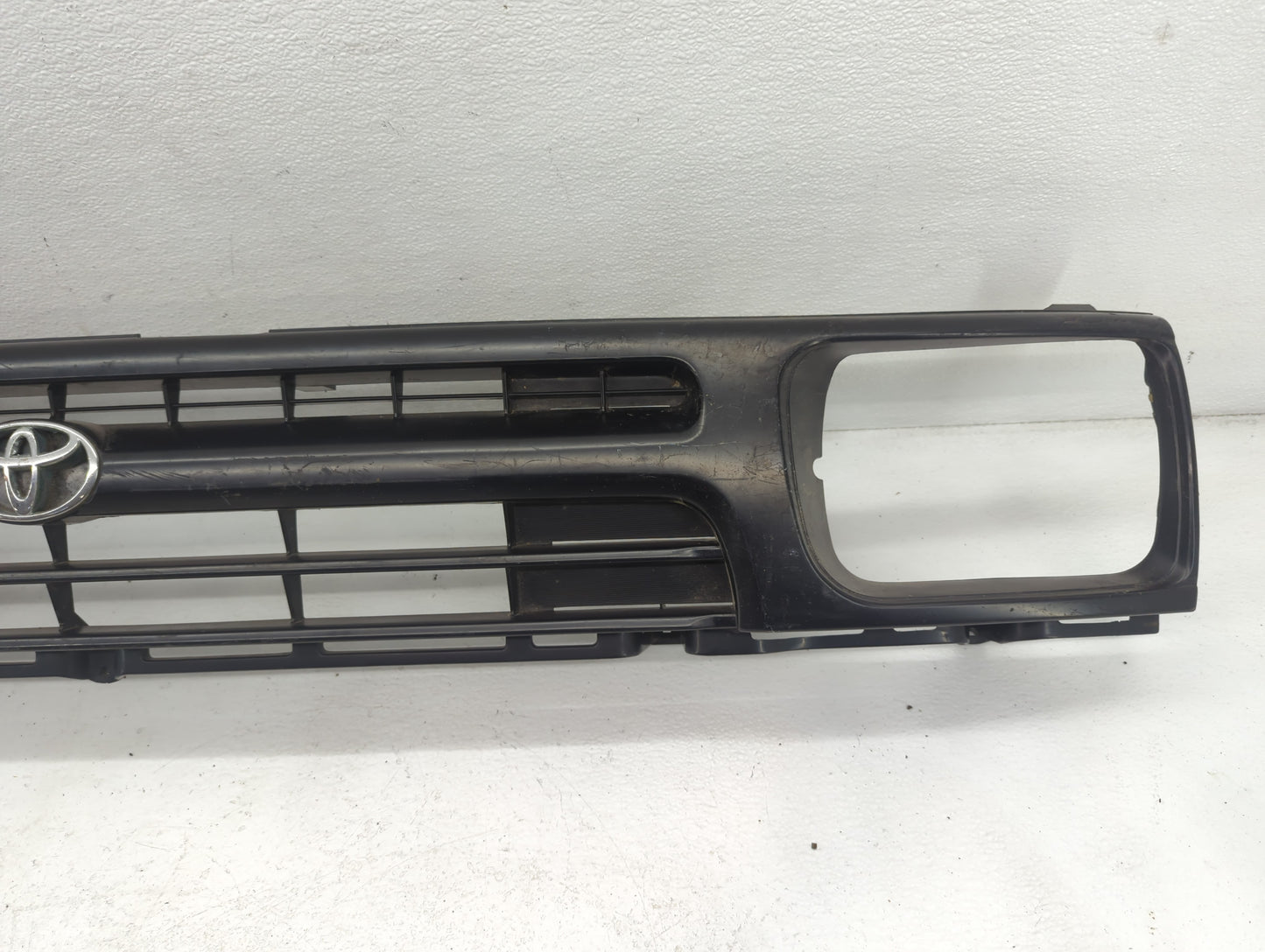 1993 Toyota Pickup Front Grille Bumper Not Included - Oemusedautoparts1.com