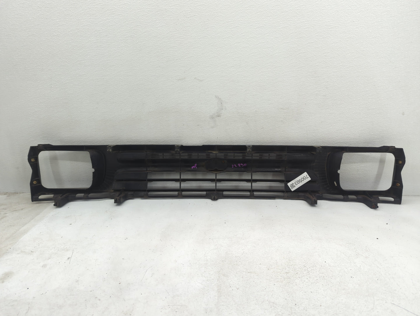 1993 Toyota Pickup Front Grille Bumper Not Included - Oemusedautoparts1.com
