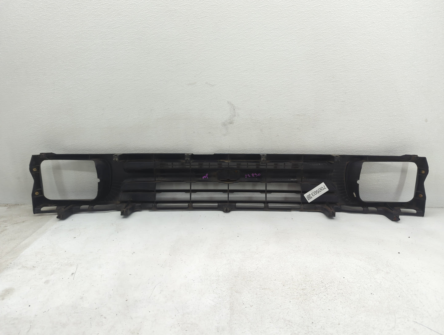 1993 Toyota Pickup Front Grille Bumper Not Included - Oemusedautoparts1.com