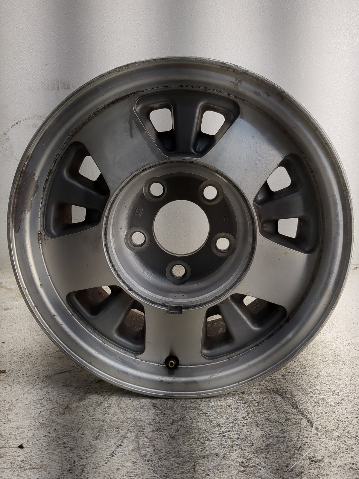 Chevrolet C1500 Oem Wheel Rim 1351864 - Oemusedautoparts1.com