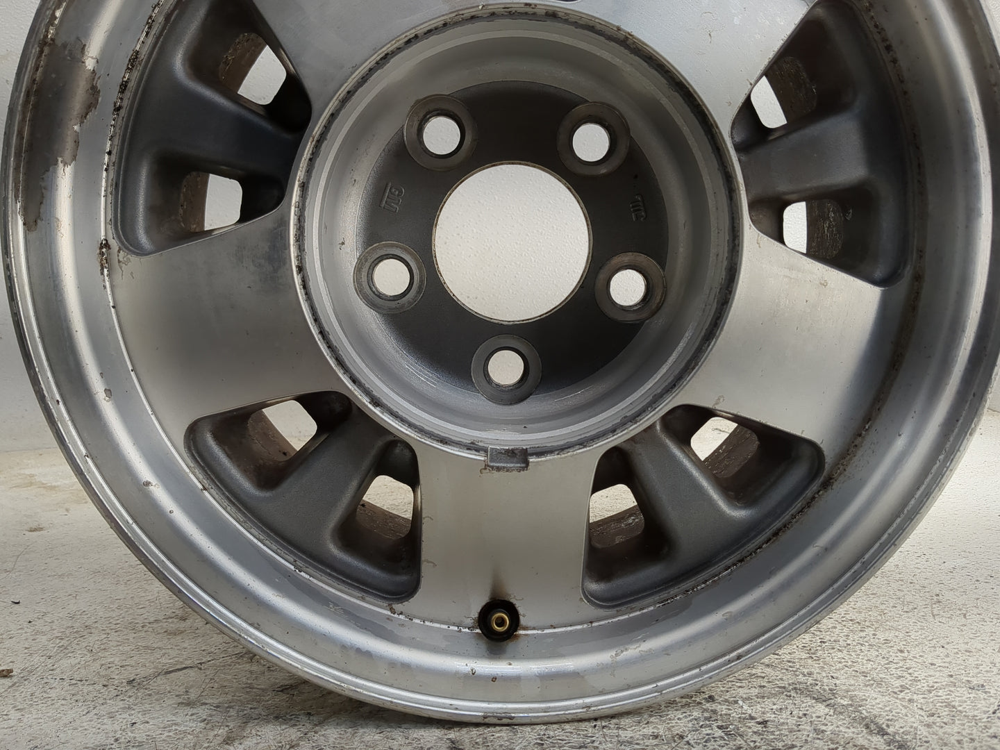 Chevrolet C1500 Oem Wheel Rim 1351864 - Oemusedautoparts1.com
