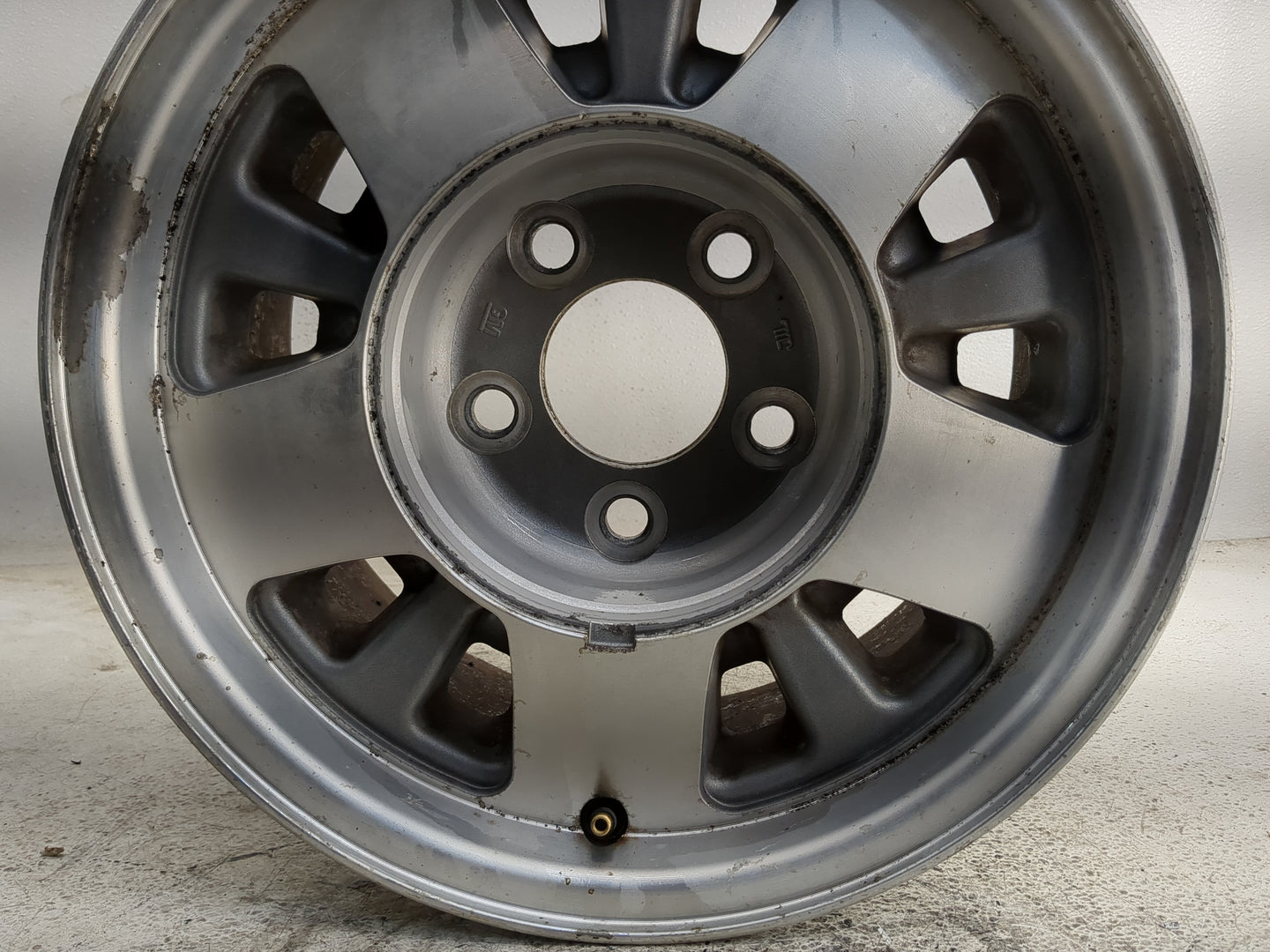 Chevrolet C1500 Oem Wheel Rim 1351864 - Oemusedautoparts1.com