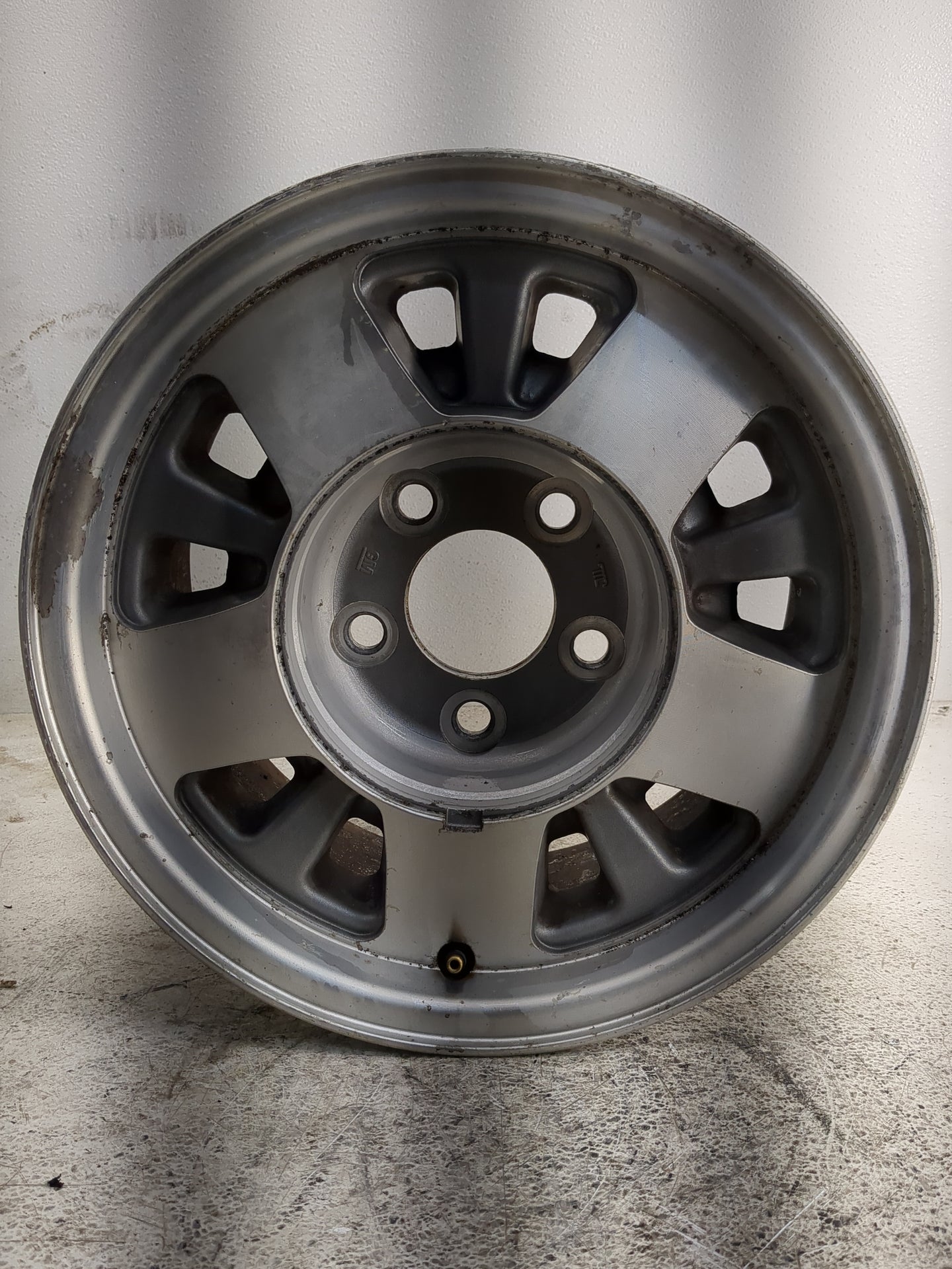 Chevrolet C1500 Oem Wheel Rim 1351864 - Oemusedautoparts1.com