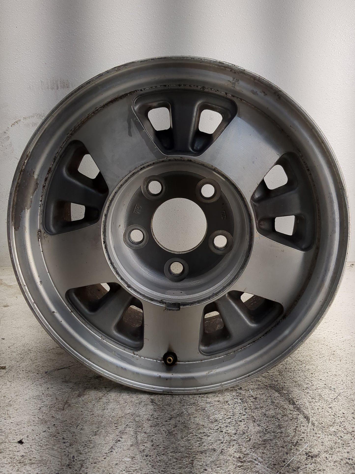 Chevrolet C1500 Oem Wheel Rim 1351864 - Oemusedautoparts1.com