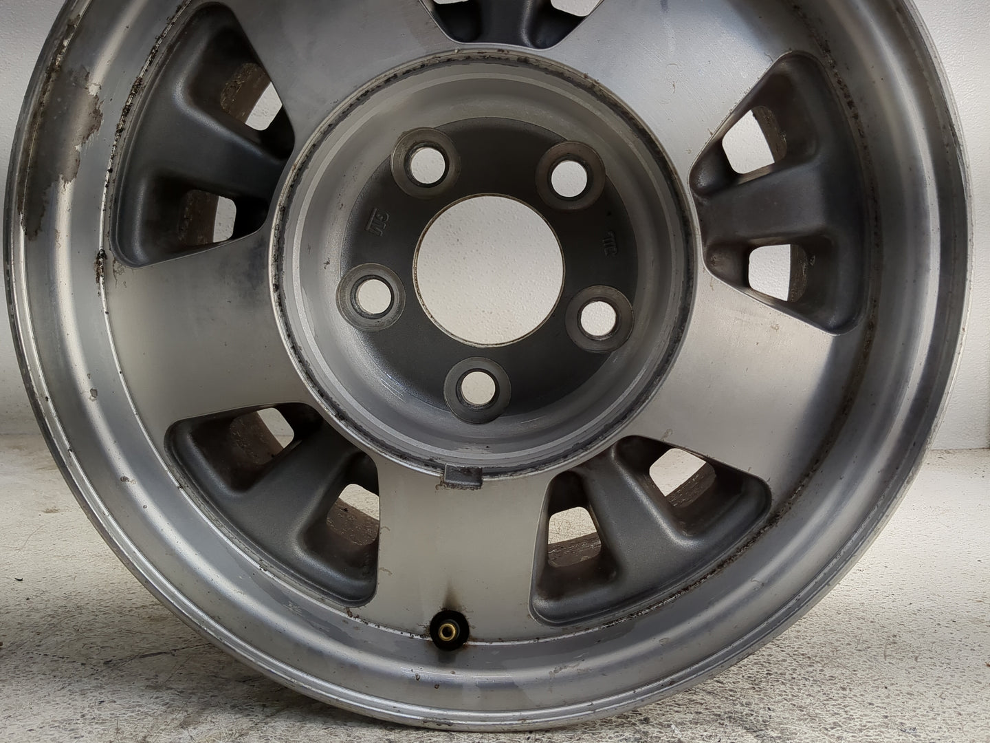 Chevrolet C1500 Oem Wheel Rim 1351864 - Oemusedautoparts1.com