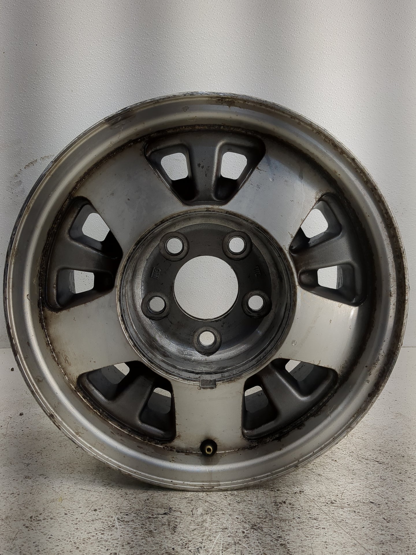 Chevrolet C1500 Oem Wheel Rim 1351865 - Oemusedautoparts1.com
