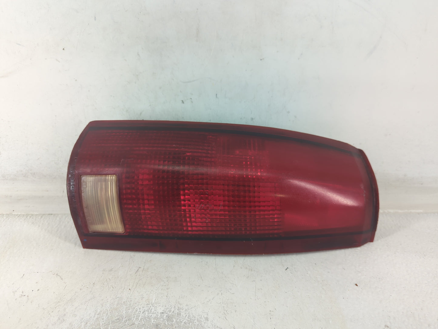 1995-1999 Chevrolet Suburban 1500 Tail Light Assembly Passenger Right OEM P/N:16506349 16508321 Fits OEM Used Auto Parts - O
