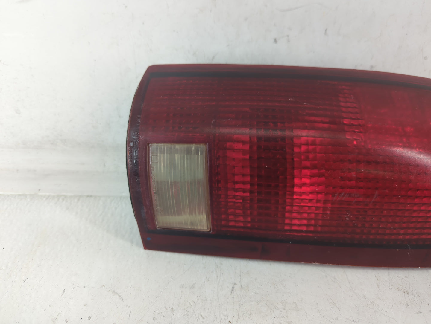 1995-1999 Chevrolet Suburban 1500 Tail Light Assembly Passenger Right OEM P/N:16506349 16508321 Fits OEM Used Auto Parts - O