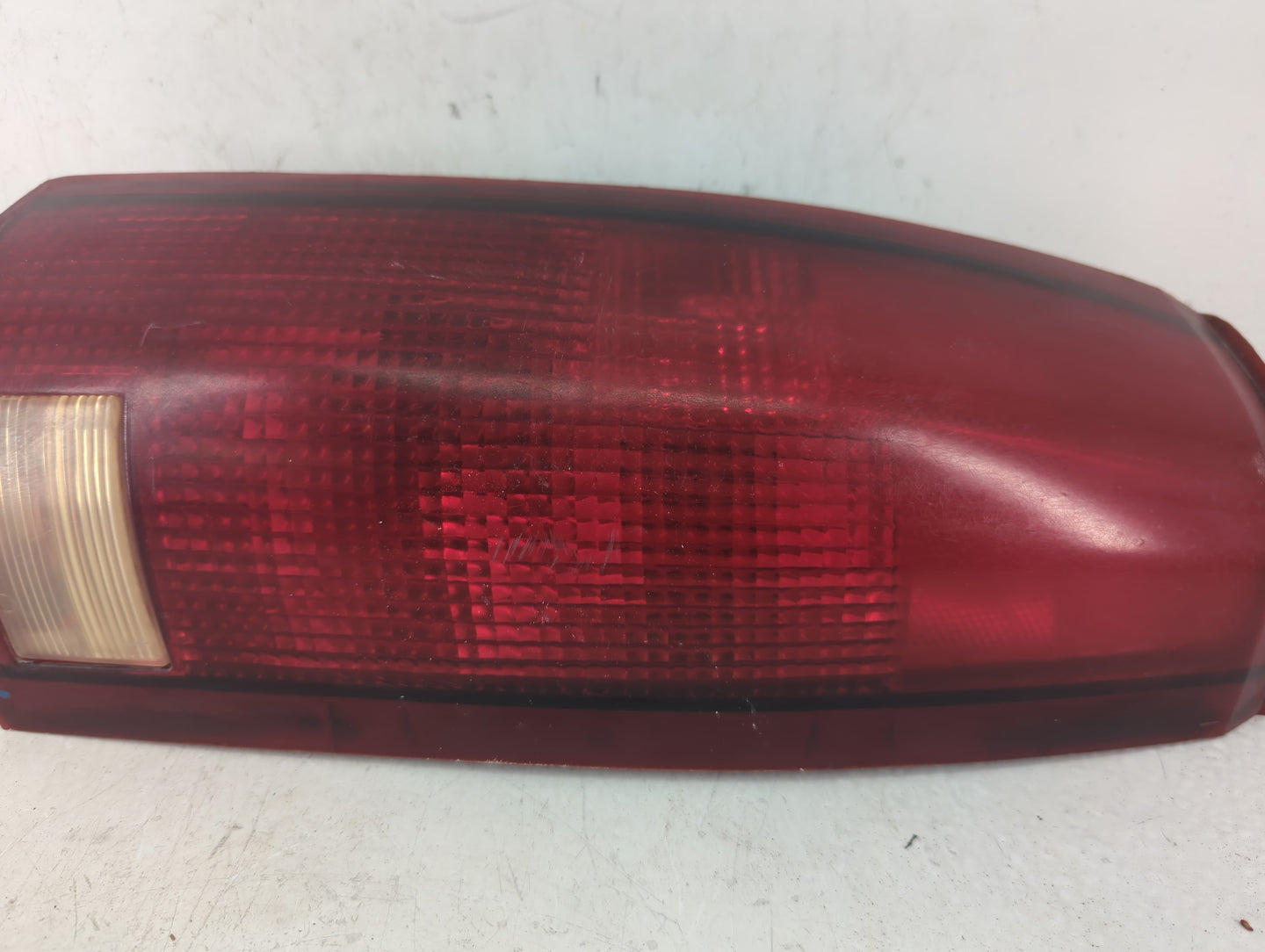 1995-1999 Chevrolet Suburban 1500 Tail Light Assembly Passenger Right OEM P/N:16506349 16508321 Fits OEM Used Auto Parts - O