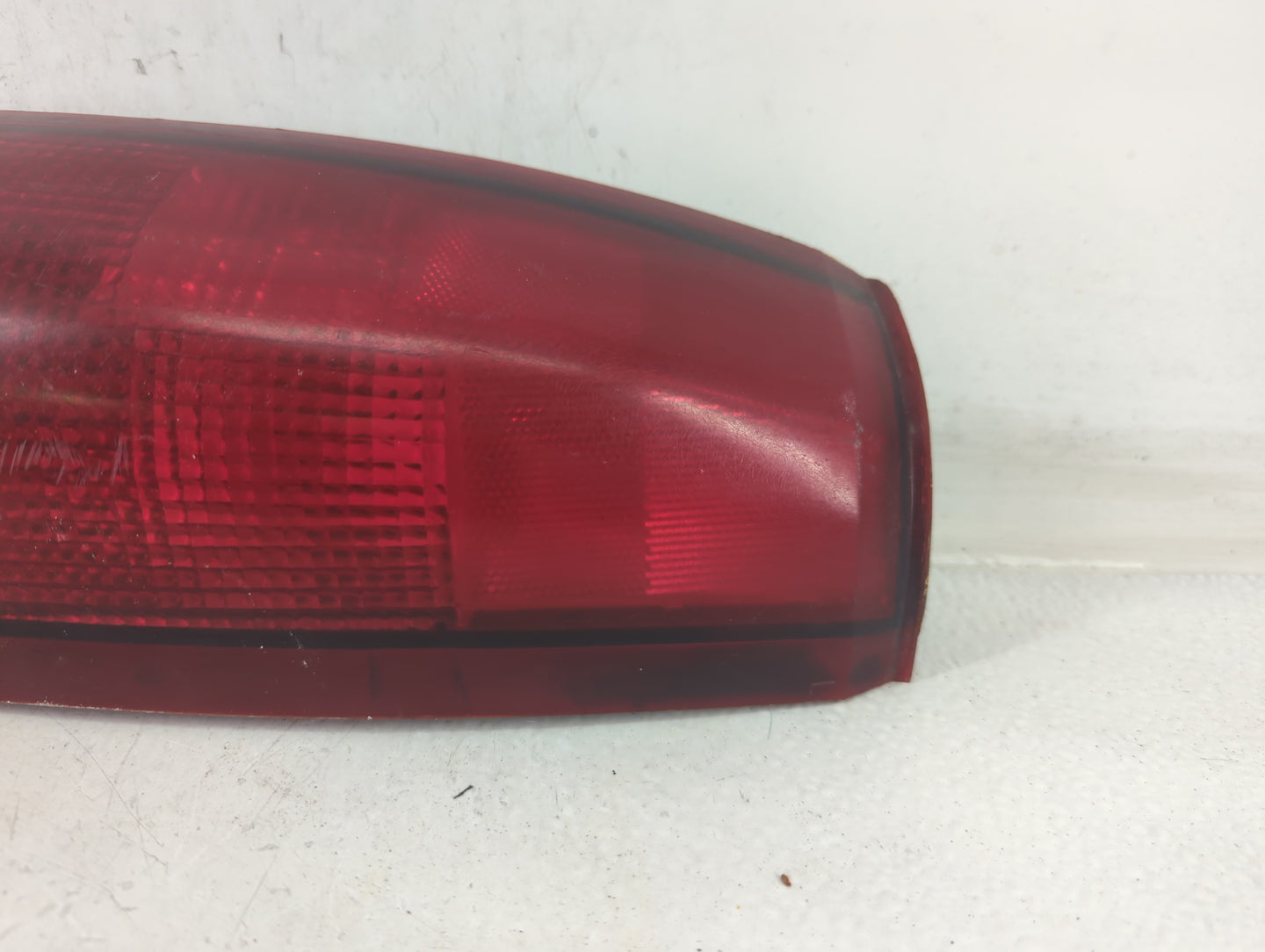 1995-1999 Chevrolet Suburban 1500 Tail Light Assembly Passenger Right OEM P/N:16506349 16508321 Fits OEM Used Auto Parts - O
