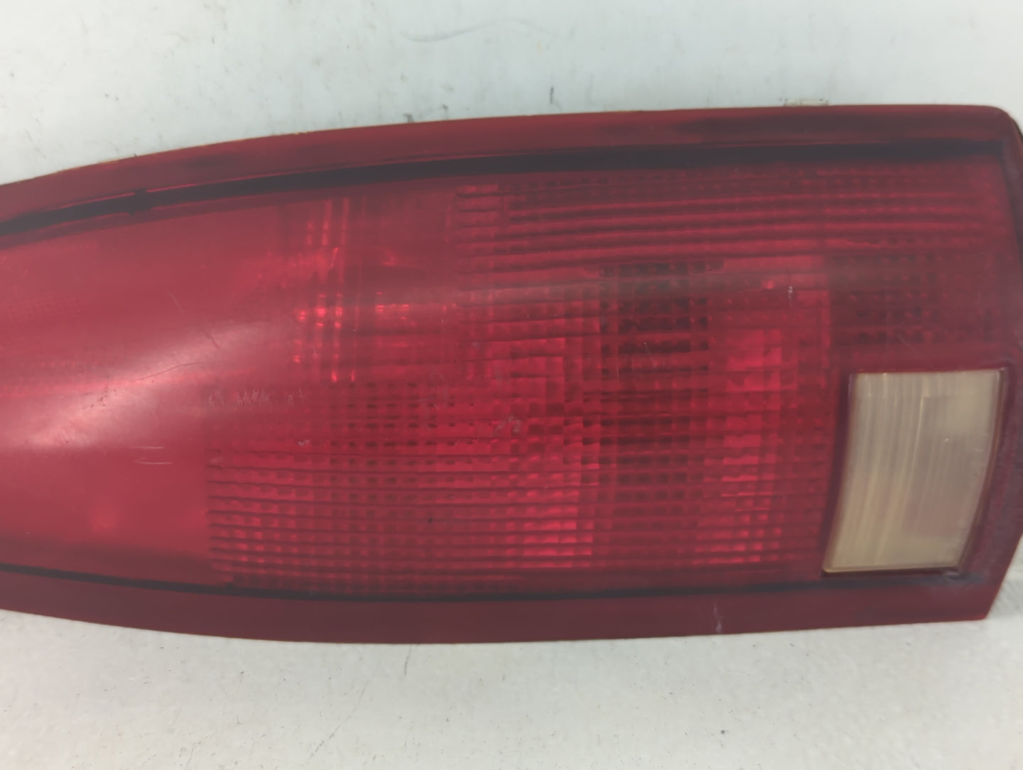 1995-1999 Chevrolet Suburban 1500 Tail Light Assembly Passenger Right OEM P/N:15508322 Fits OEM Used Auto Parts - Oemusedaut