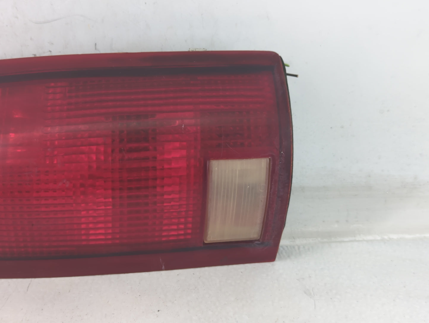 1995-1999 Chevrolet Suburban 1500 Tail Light Assembly Passenger Right OEM P/N:15508322 Fits OEM Used Auto Parts - Oemusedaut