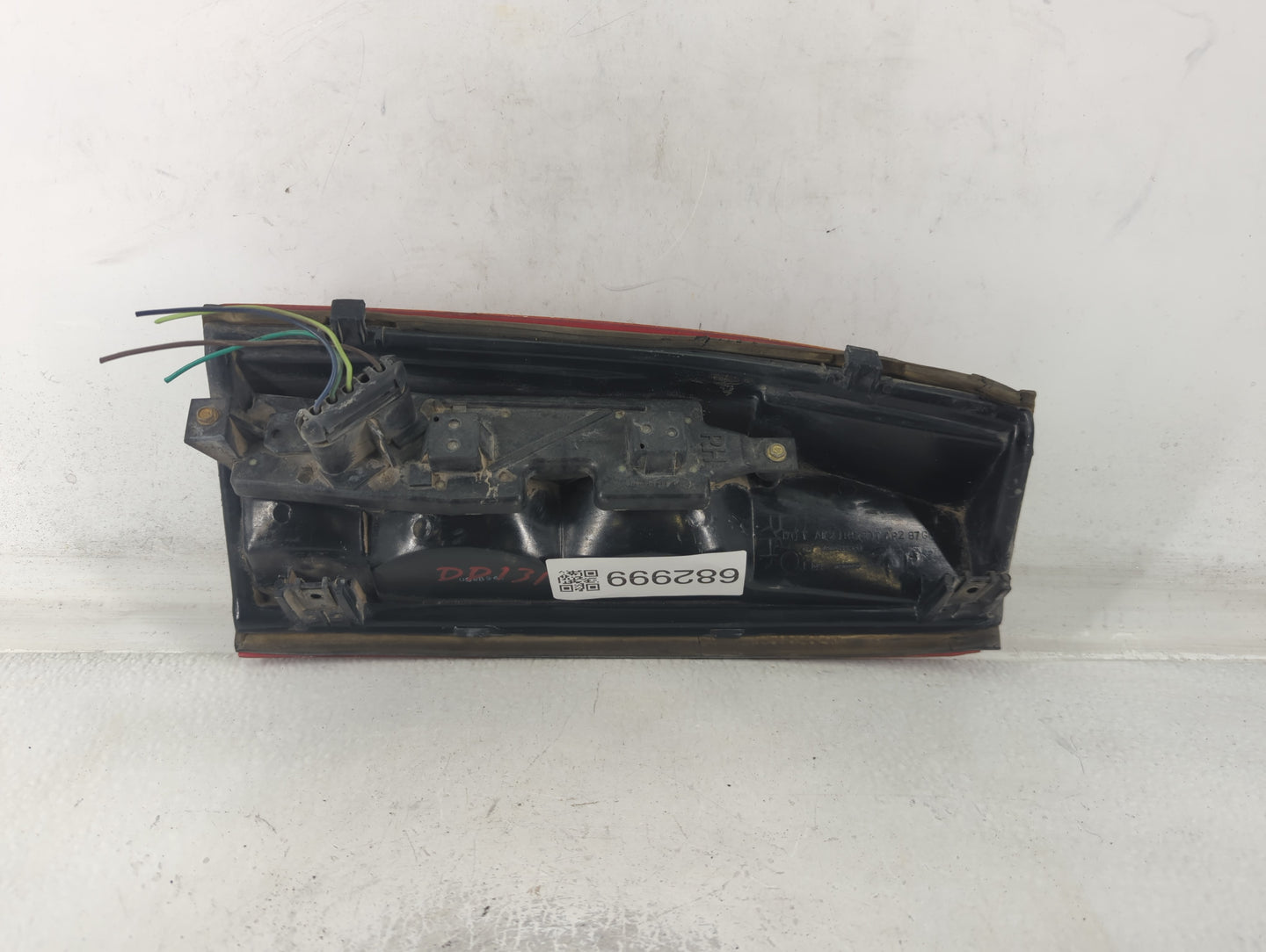 1995-1999 Chevrolet Suburban 1500 Tail Light Assembly Passenger Right OEM P/N:15508322 Fits OEM Used Auto Parts - Oemusedaut