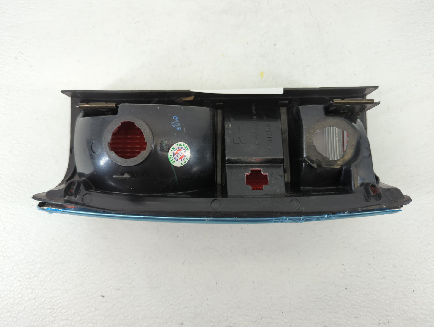 1994 Gmc Jimmy Tail Light Assembly Passenger Right OEM P/N:II-I324B1 Fits OEM Used Auto Parts - Oemusedautoparts1.com