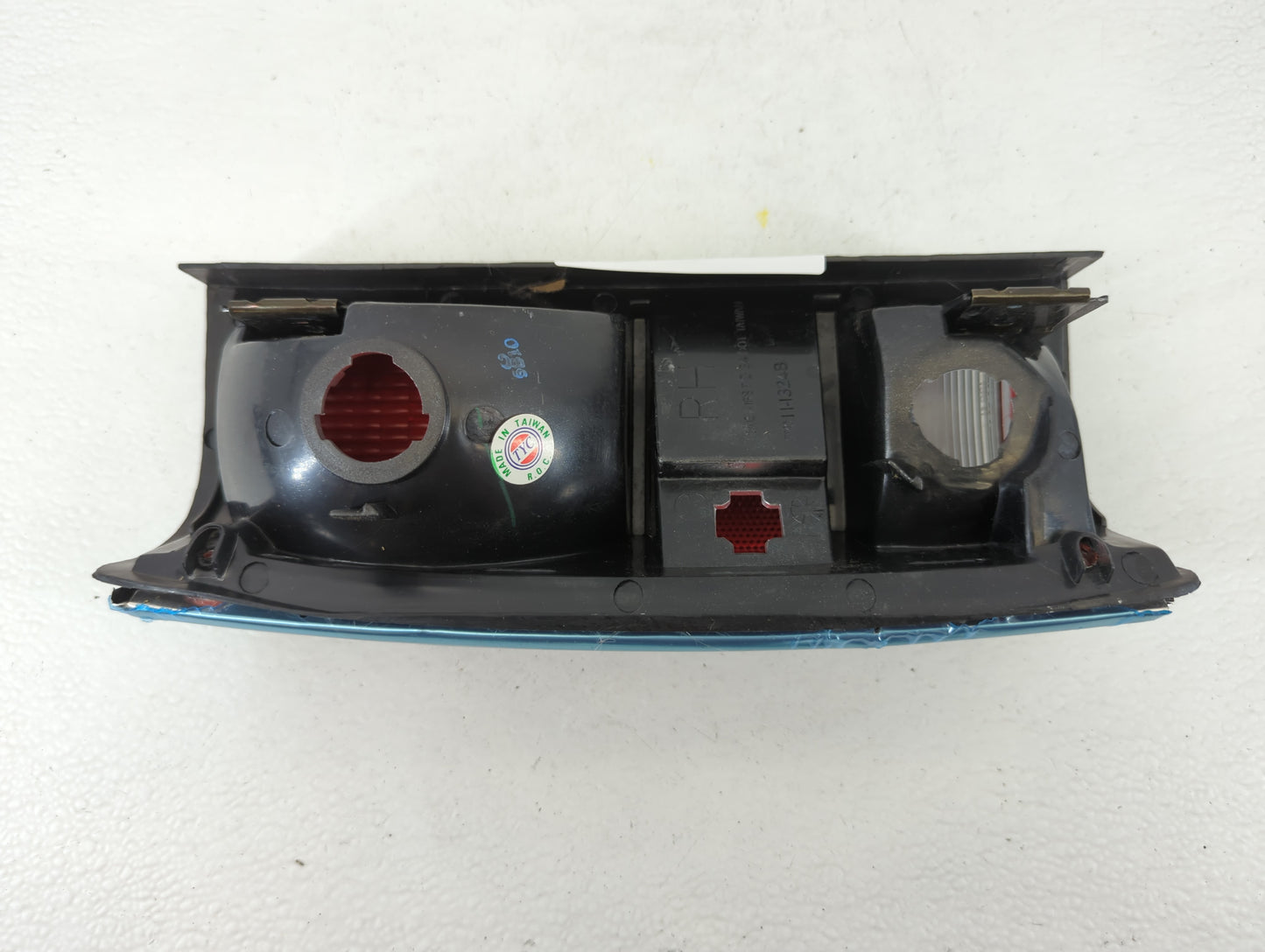 1994 Gmc Jimmy Tail Light Assembly Passenger Right OEM P/N:II-I324B1 Fits OEM Used Auto Parts - Oemusedautoparts1.com