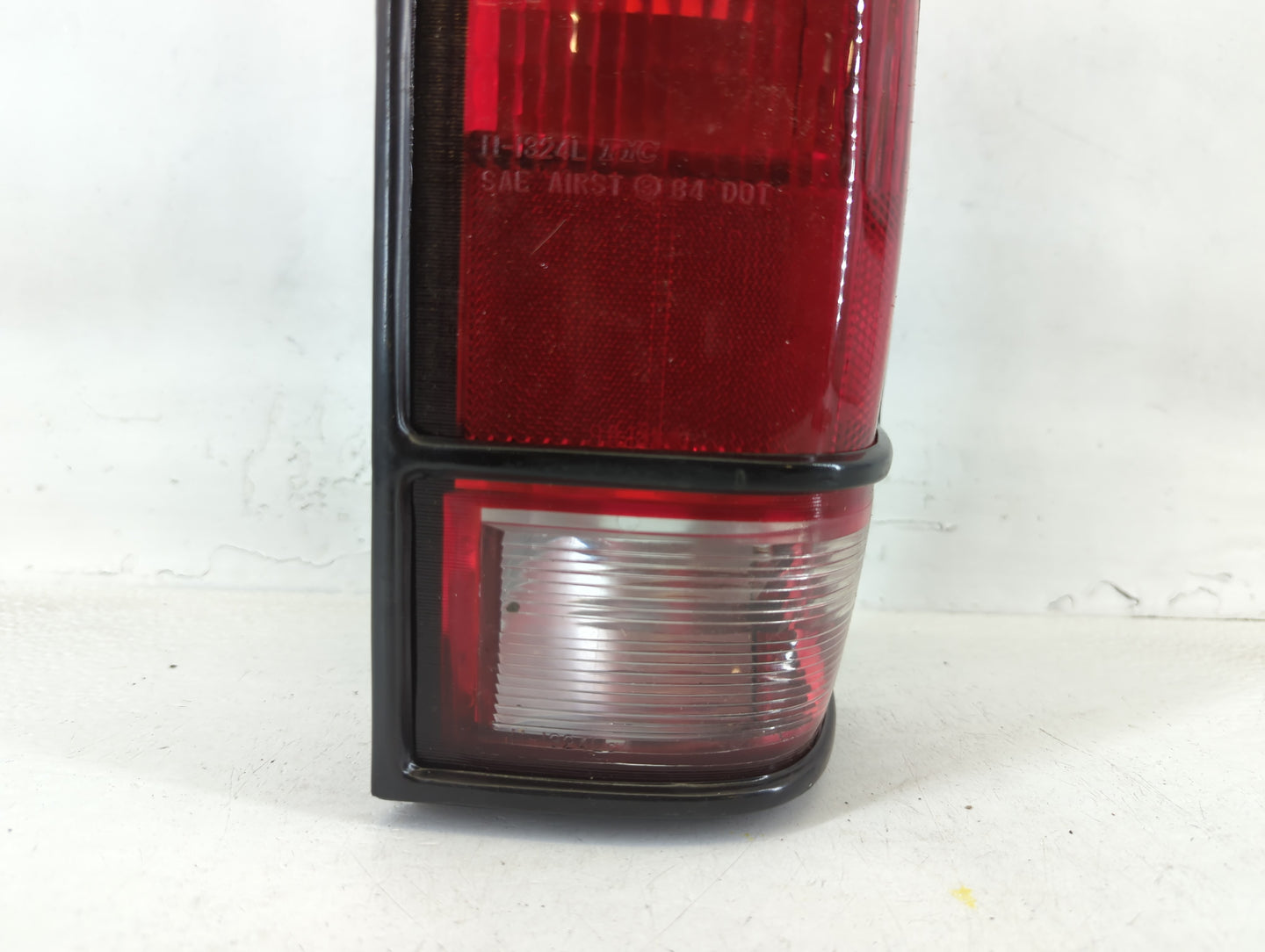 1994 Gmc S15 Tail Light Assembly Passenger Right OEM P/N:5973320 5973319, SAE AIRST 3 85 DOT TAIWAN, TYC 11-I324-IB Fits OEM