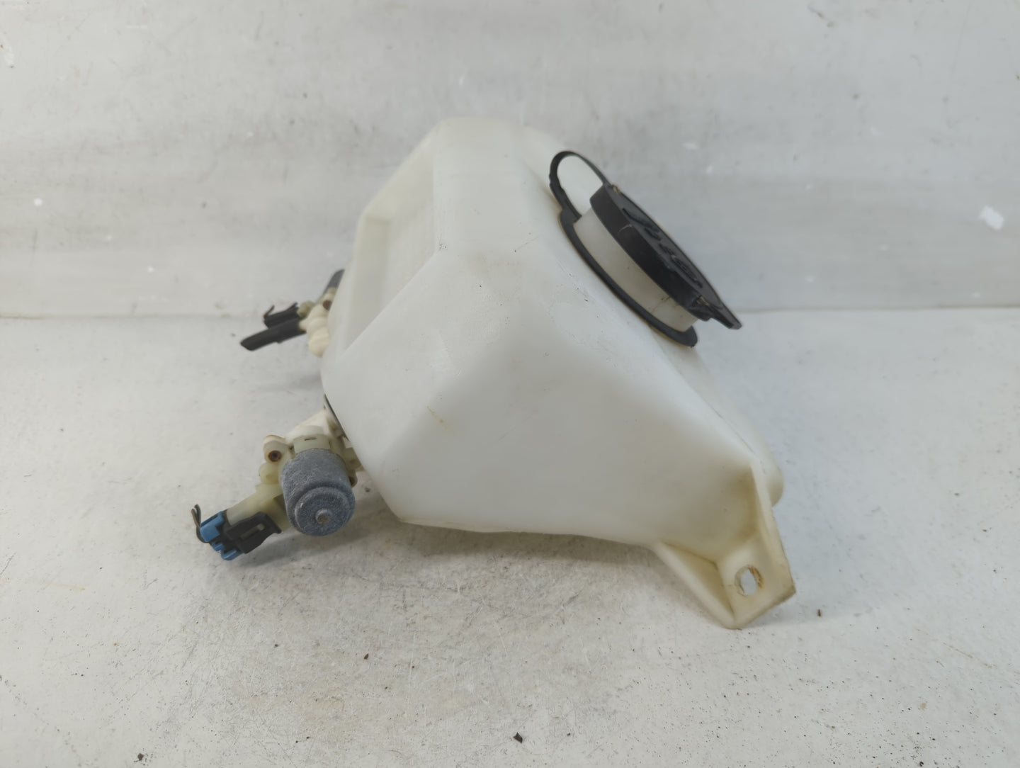 1994 Jeep Grand Cherokee Windshield Washer Fluid Reservoir Bottle Oem - Oemusedautoparts1.com