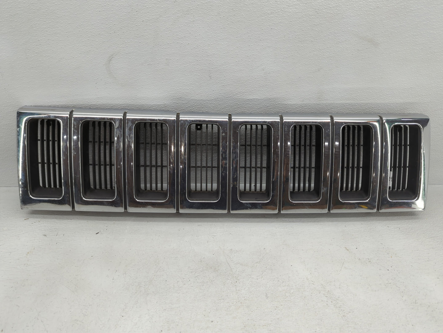 1993-1995 Jeep Grand Cherokee Front Grille Bumper Not Included - Oemusedautoparts1.com