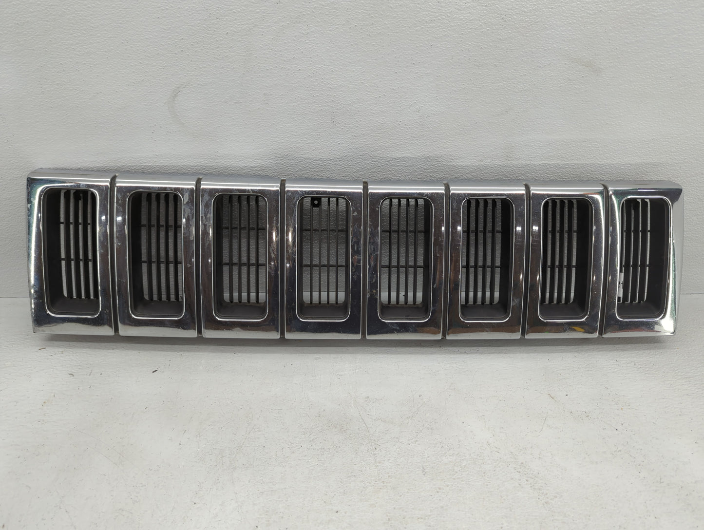 1993-1995 Jeep Grand Cherokee Front Grille Bumper Not Included - Oemusedautoparts1.com