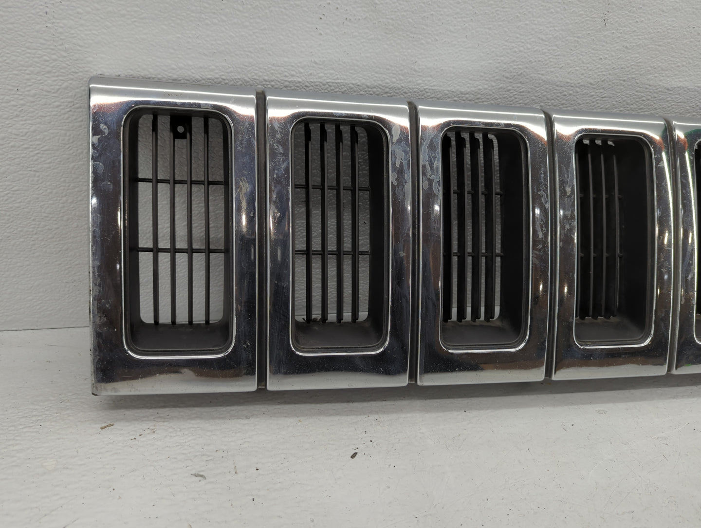 1993-1995 Jeep Grand Cherokee Front Grille Bumper Not Included - Oemusedautoparts1.com