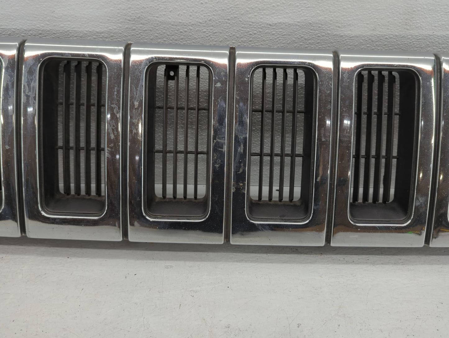 1993-1995 Jeep Grand Cherokee Front Grille Bumper Not Included - Oemusedautoparts1.com