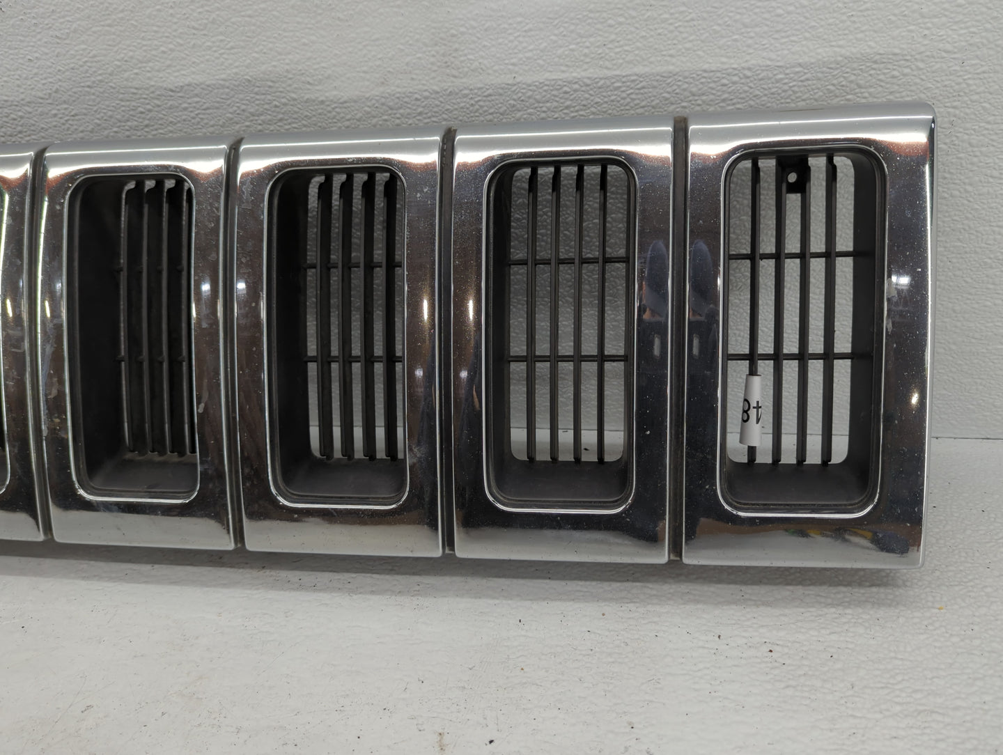 1993-1995 Jeep Grand Cherokee Front Grille Bumper Not Included - Oemusedautoparts1.com
