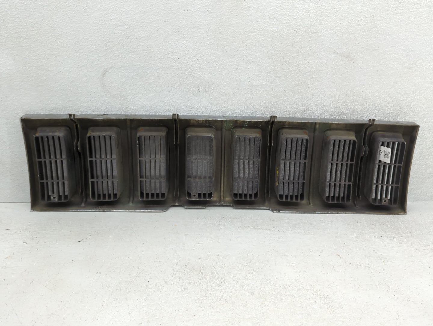 1993-1995 Jeep Grand Cherokee Front Grille Bumper Not Included - Oemusedautoparts1.com