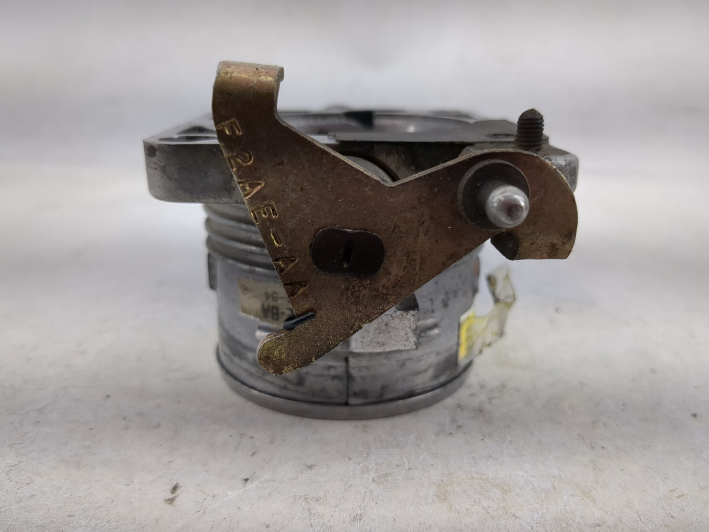 1994 Lincoln Town Car Throttle Body P/N:F2AE-BA F2VF-9E926-AA Fits OEM Used Auto Parts - Oemusedautoparts1.com