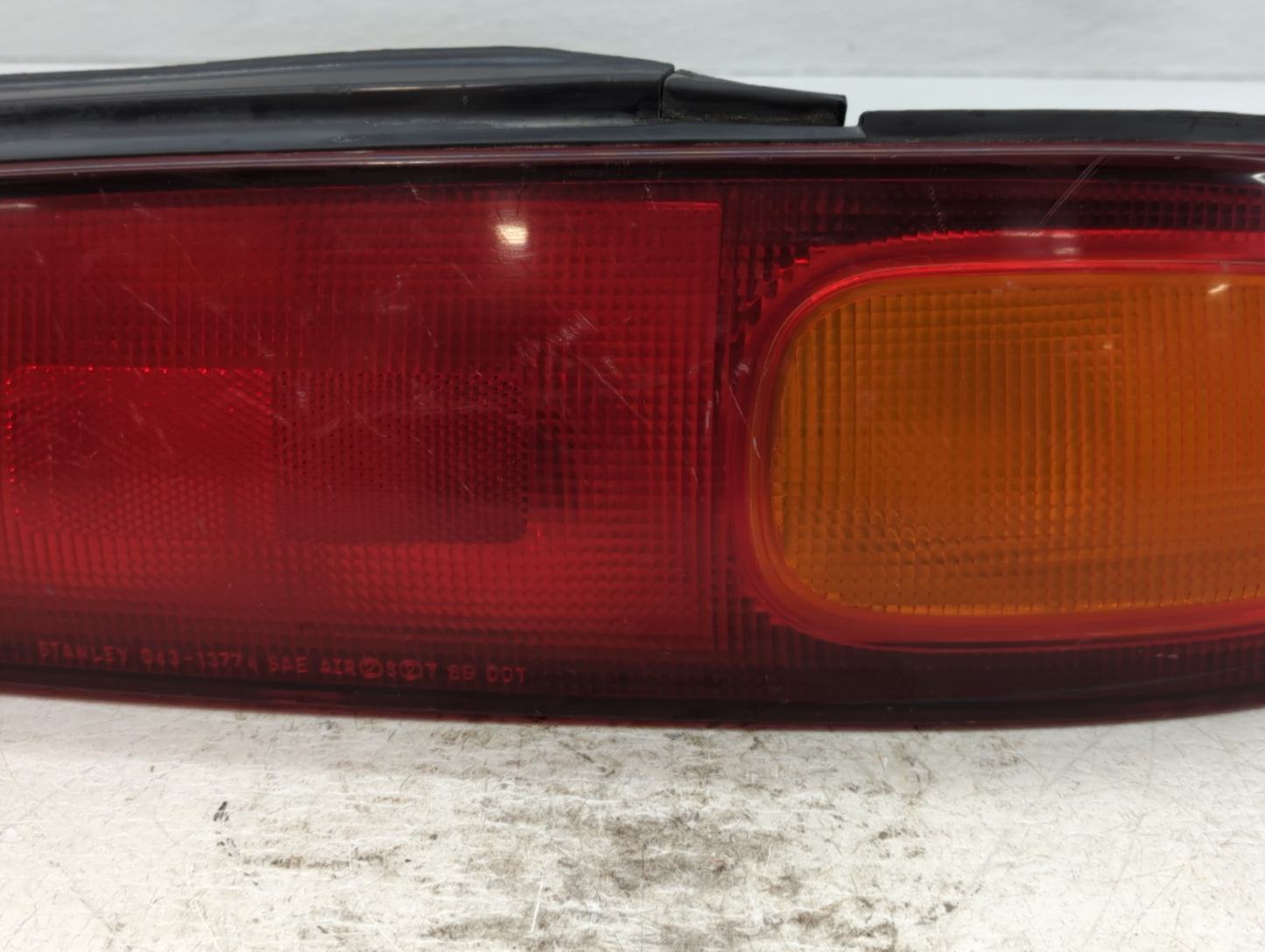 1993-1997 Mazda Mx-6 Tail Light Assembly Passenger Right OEM P/N:043-1377 Fits Fits 1993 1994 1995 1996 1997 OEM Used Auto P