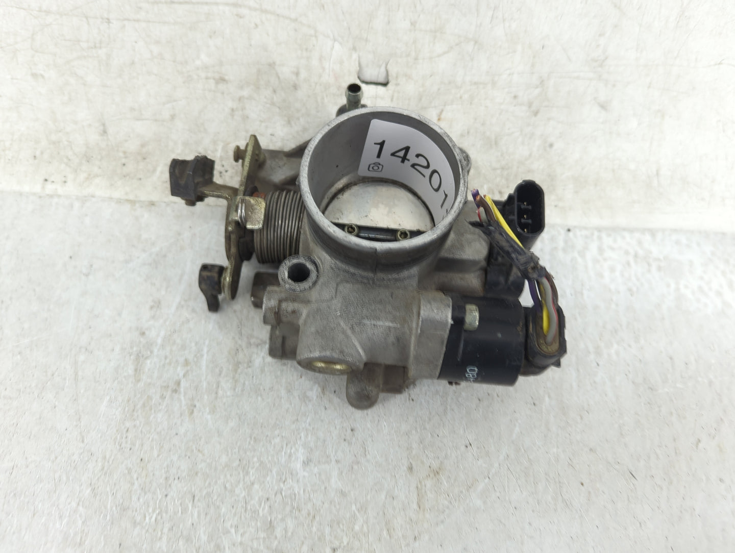 1995-1996 Dodge Neon Throttle Body P/N:4669480 Fits Fits 1995 1996 OEM Used Auto Parts - Oemusedautoparts1.com