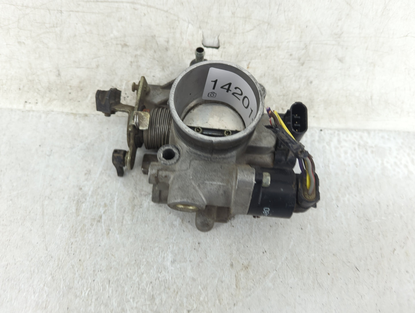 1995-1996 Dodge Neon Throttle Body P/N:4669480 Fits Fits 1995 1996 OEM Used Auto Parts - Oemusedautoparts1.com