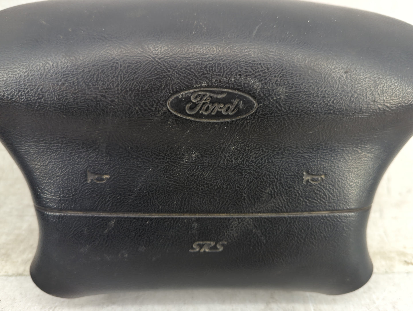1995-1997 Ford Explorer Air Bag Driver Left Steering Wheel Mounted P/N:200606 Fits Fits 1995 1996 1997 OEM Used Auto Parts -
