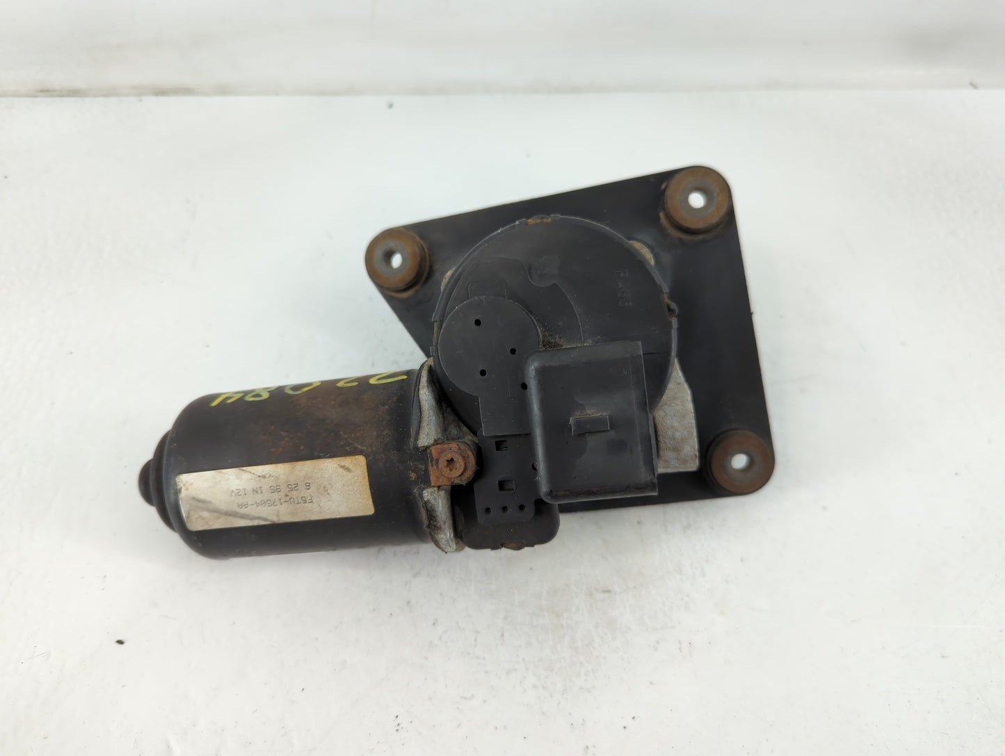 1995-1997 Ford F-350 Front Windshield Wiper Motor P/N:F5TU-17504-AA Fits Fits 1995 1996 1997 OEM Used Auto Parts - Oemusedau