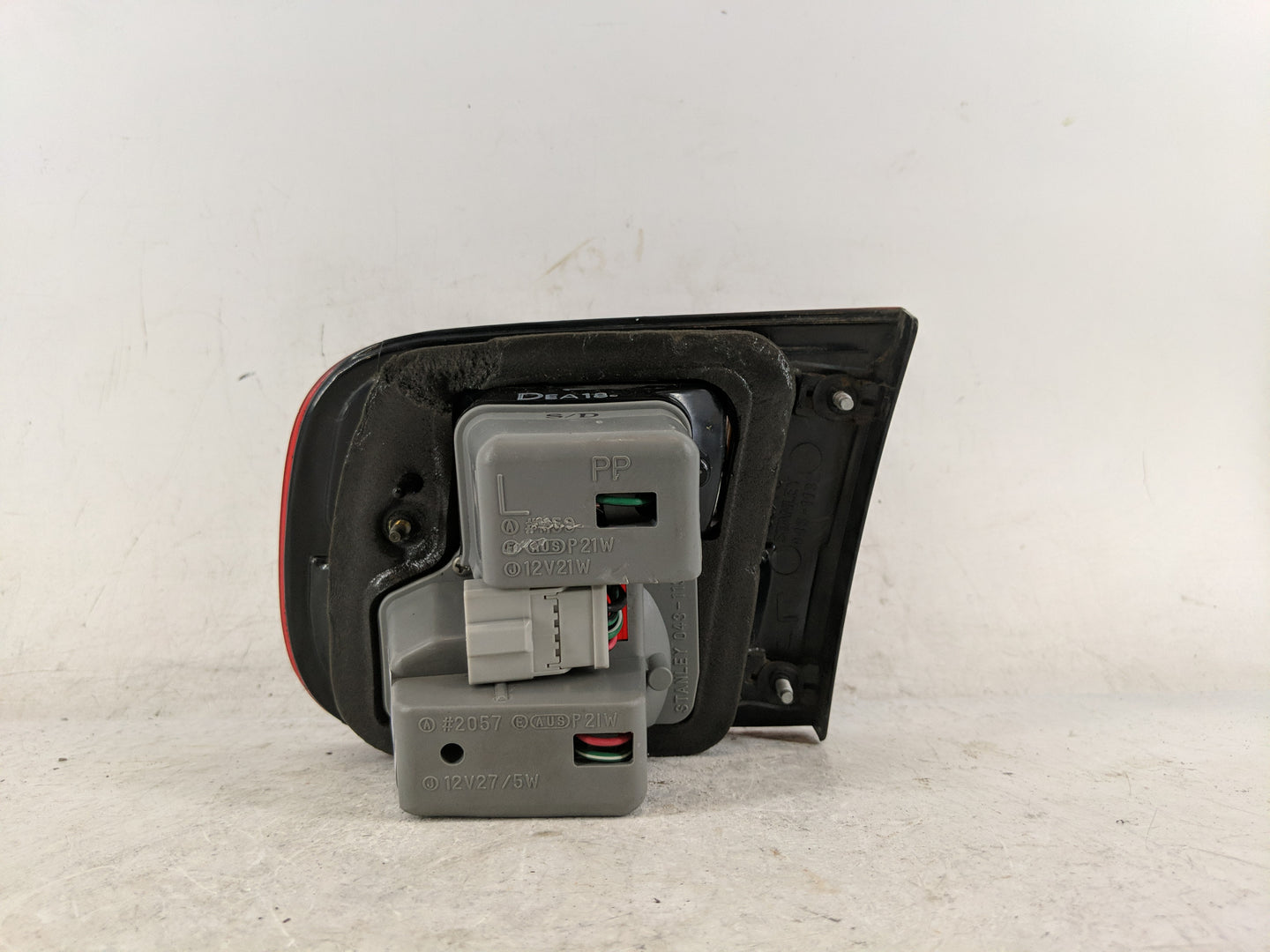 1992-1995 Honda Civic Tail Light Assembly Driver Left OEM P/N:E423224 Fits Fits 1992 1993 1994 1995 OEM Used Auto Parts - Oe