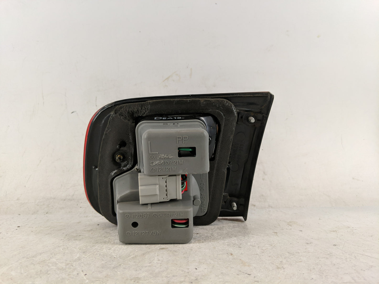 1992-1995 Honda Civic Tail Light Assembly Driver Left OEM P/N:E423224 Fits Fits 1992 1993 1994 1995 OEM Used Auto Parts - Oe