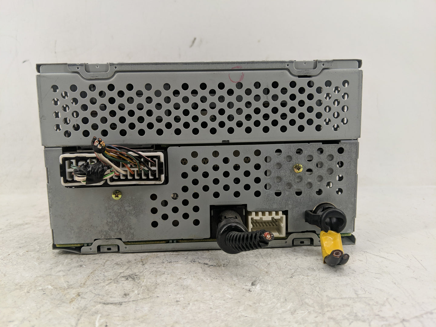 1995-1997 Infiniti J30 Radio AM FM Cd Player Receiver Replacement P/N:PP20831 Fits Fits 1995 1996 1997 OEM Used Auto Parts -
