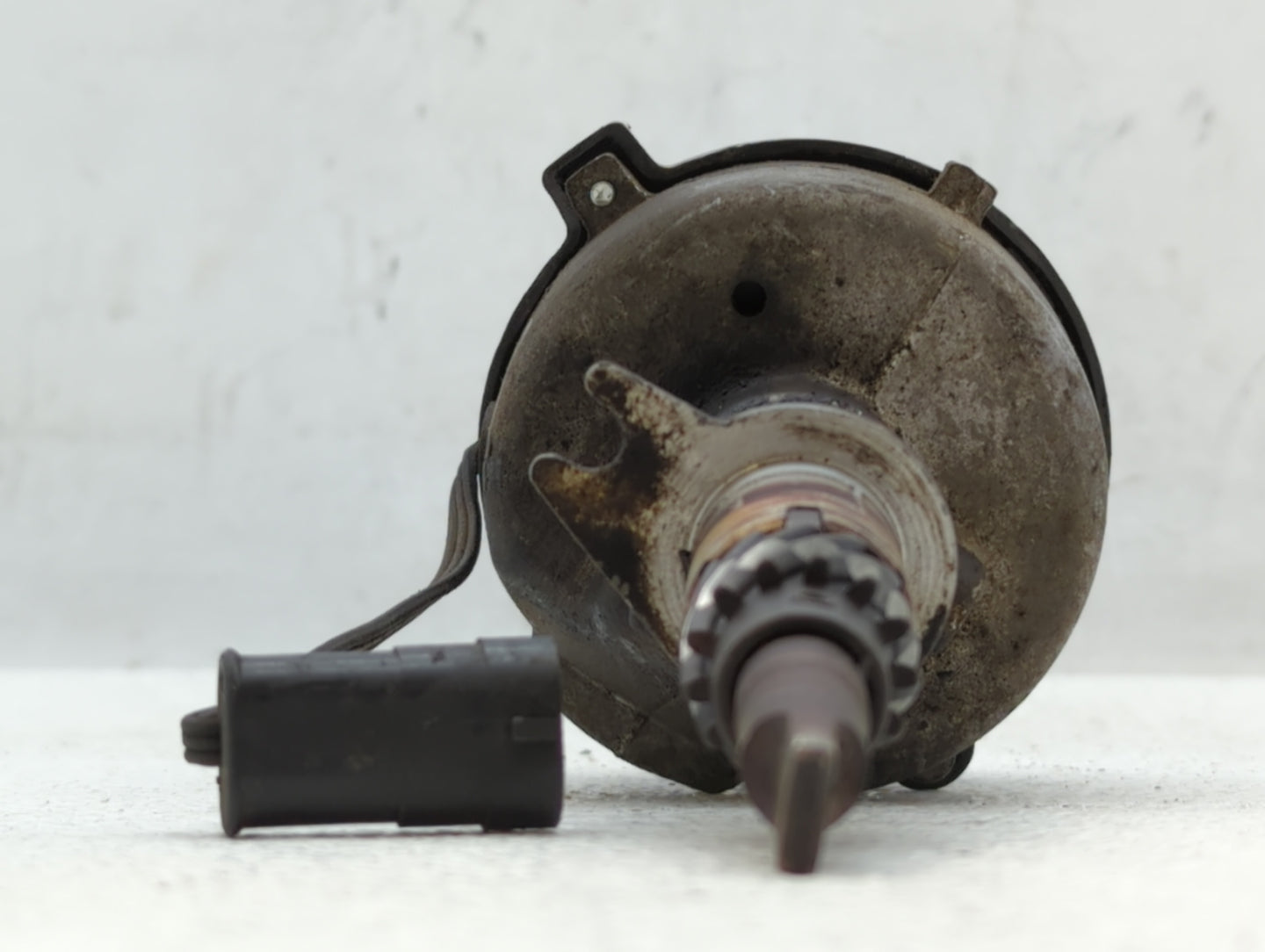 1995 Jeep Grand Cherokee Engine Ignition Distributor OEM P/N:56027028 Fits OEM Used Auto Parts - Oemusedautoparts1.com