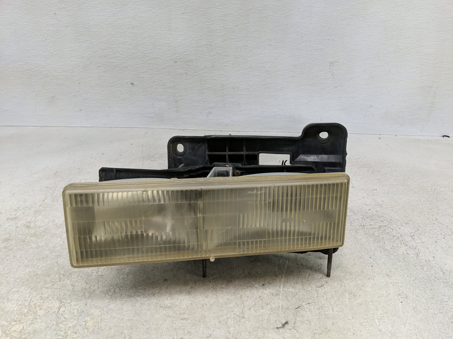 Chevrolet C1500 Driver Left Oem Head Light Headlight Lamp - Oemusedautoparts1.com
